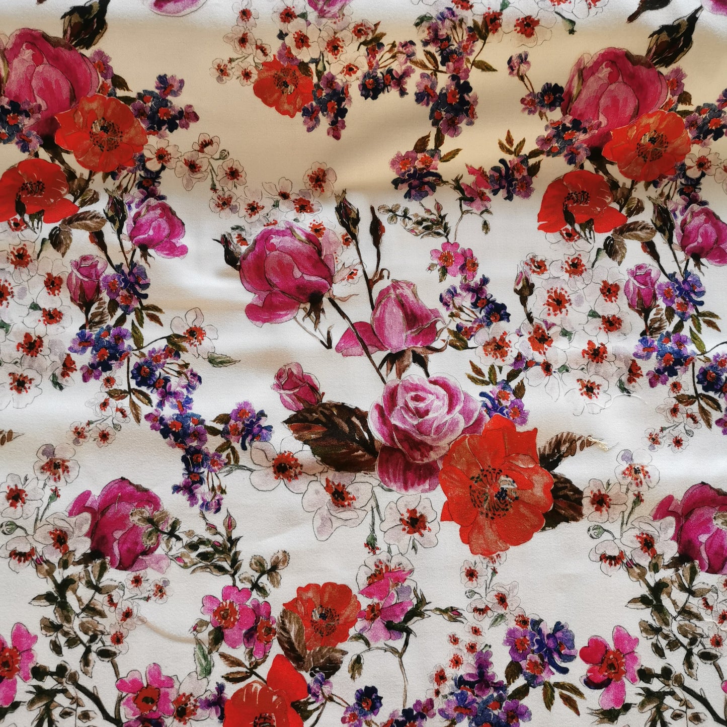 Romantiske blomster på beige baggrund - Bomuldselasthan/twill