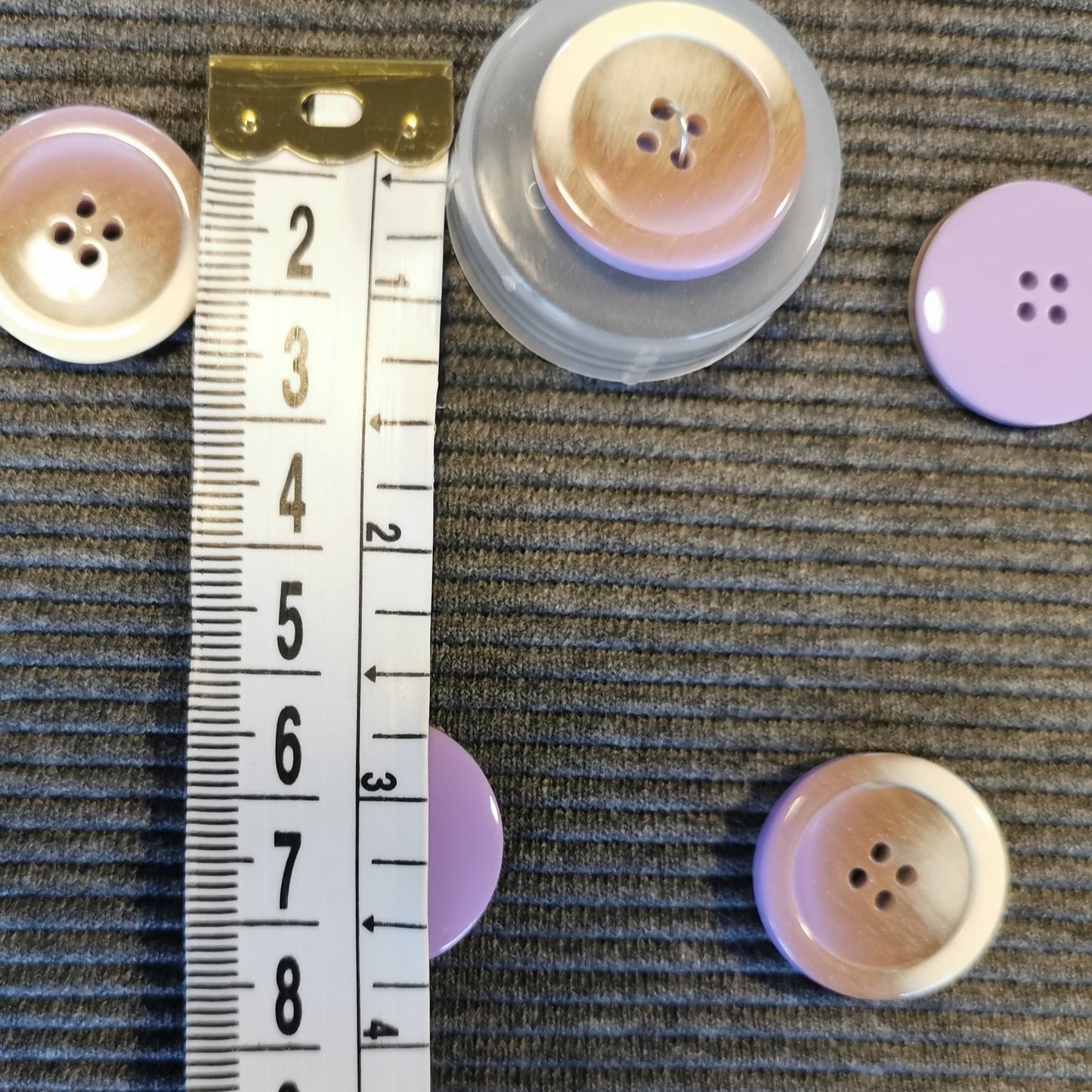 Lilla/beige/brun knap med 4 huller 20 mm