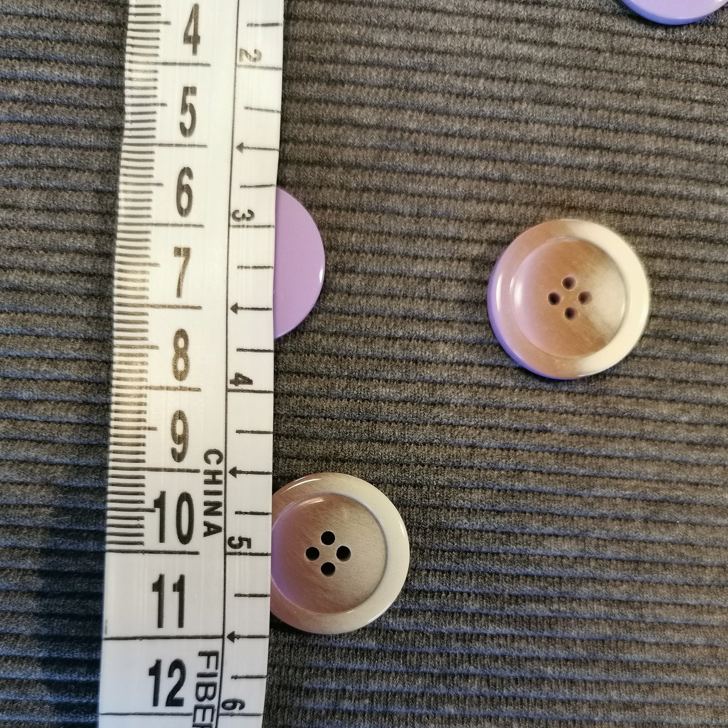 Lilla/beige/brun knap med 4 huller 20 mm