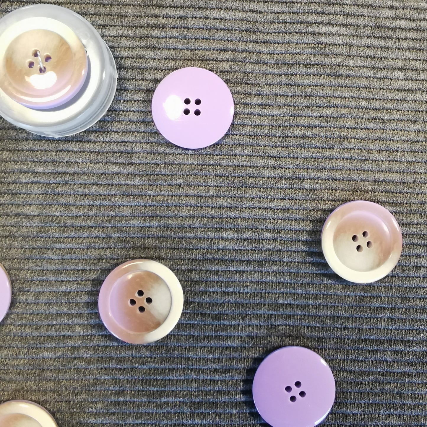 Lilla/beige/brun knap med 4 huller 20 mm