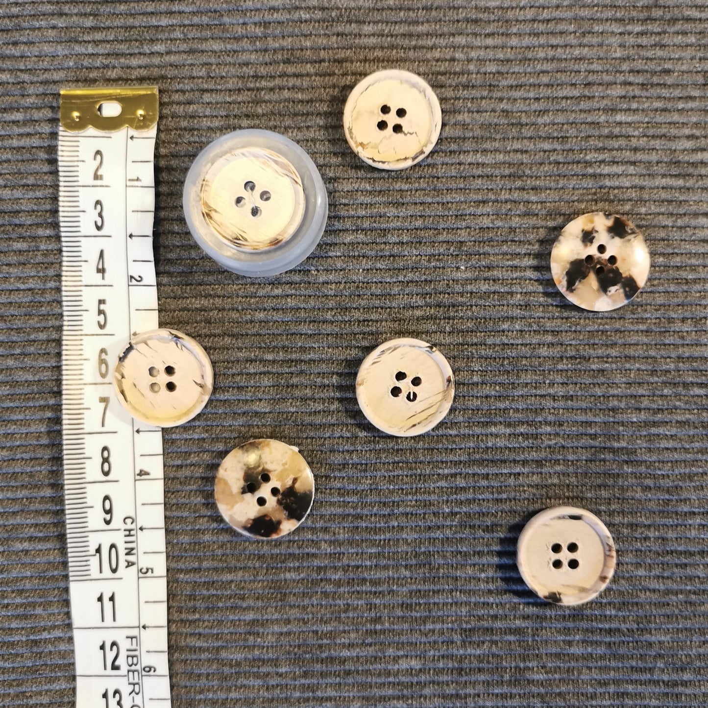 Beige med mønster knap med 4 huller 20 mm