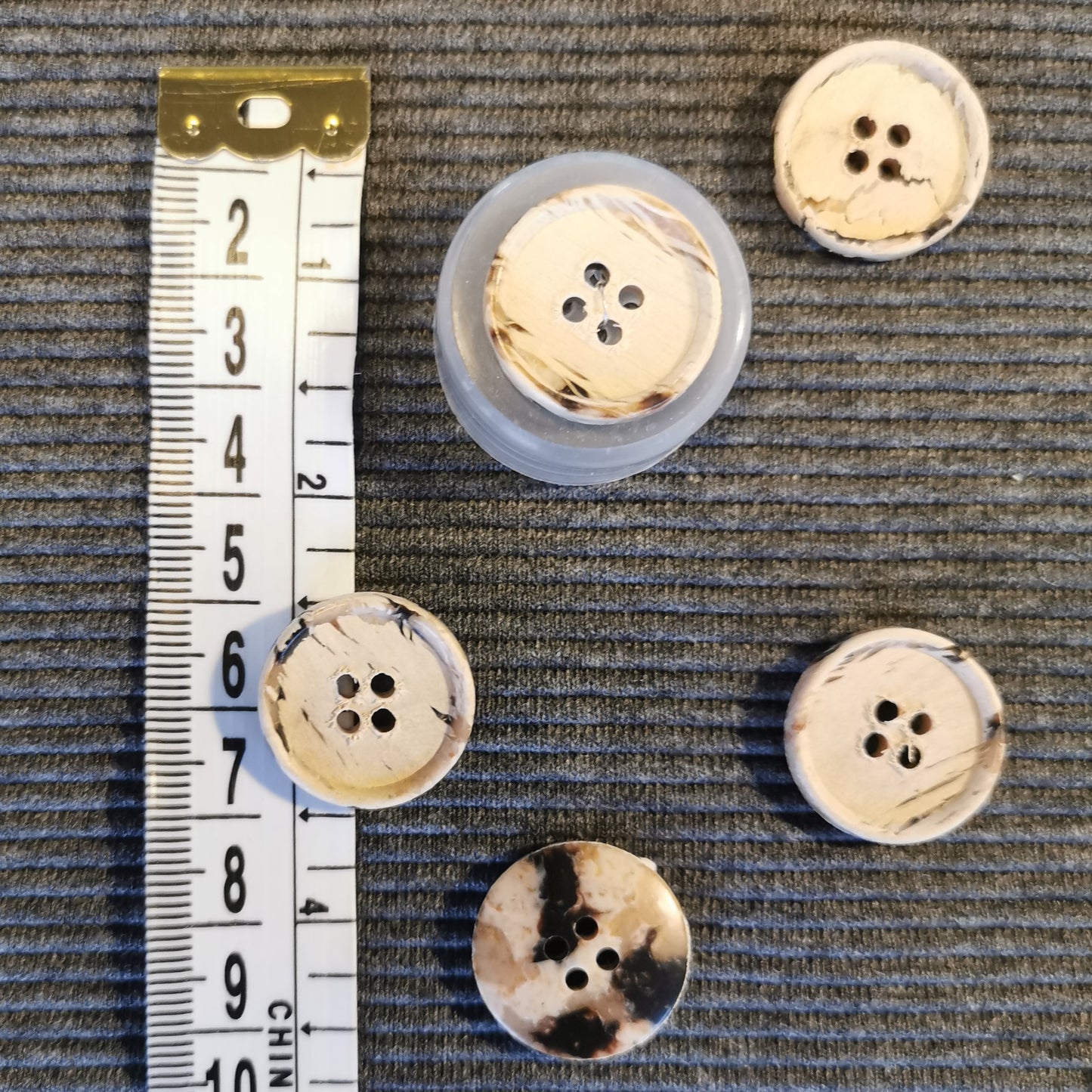 Beige med mønster knap med 4 huller 20 mm