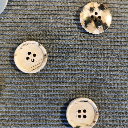 Beige med mønster knap med 4 huller 20 mm