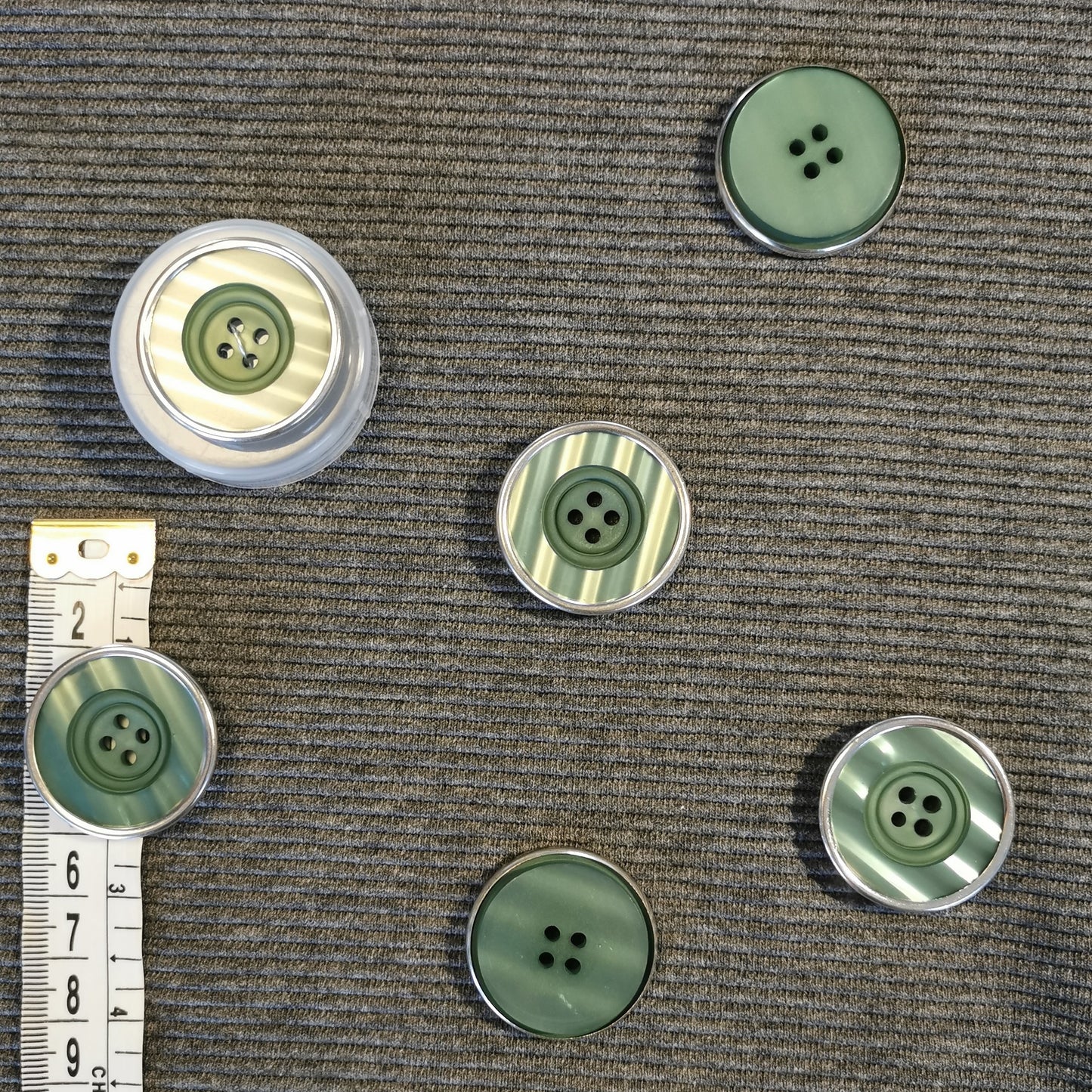 Grøn knap med 4 huller 31 mm.