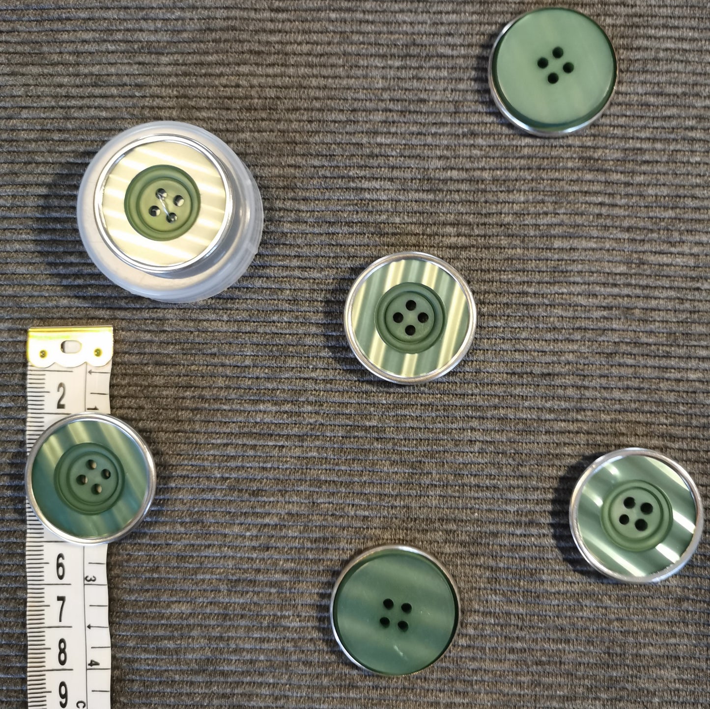Grøn knap med 4 huller 31 mm.