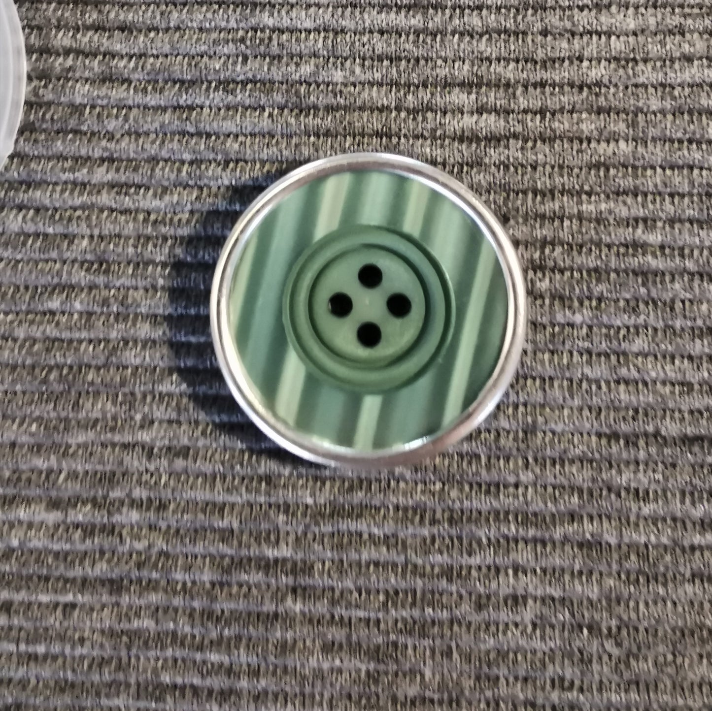 Grøn knap med 4 huller 31 mm.