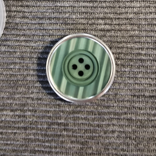 Grøn knap med 4 huller 31 mm.