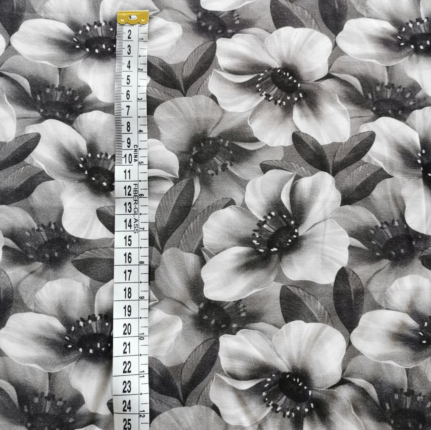 Sort/grå/hvide blomster - Viskose
