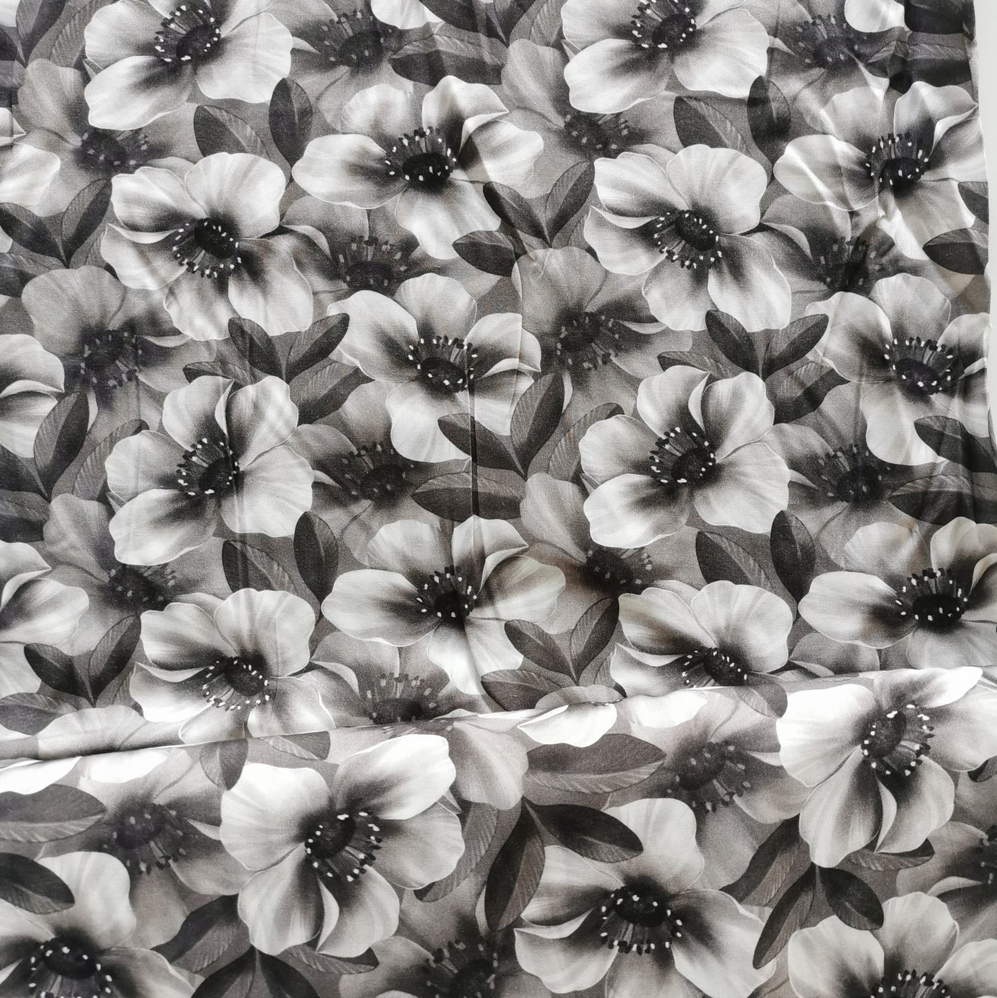 Sort/grå/hvide blomster - Viskose