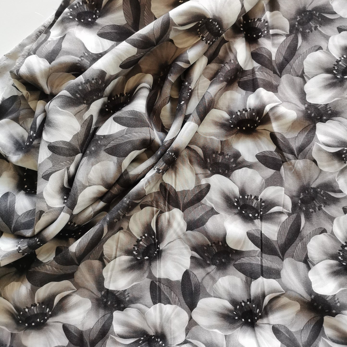 Sort/grå/hvide blomster - Viskose