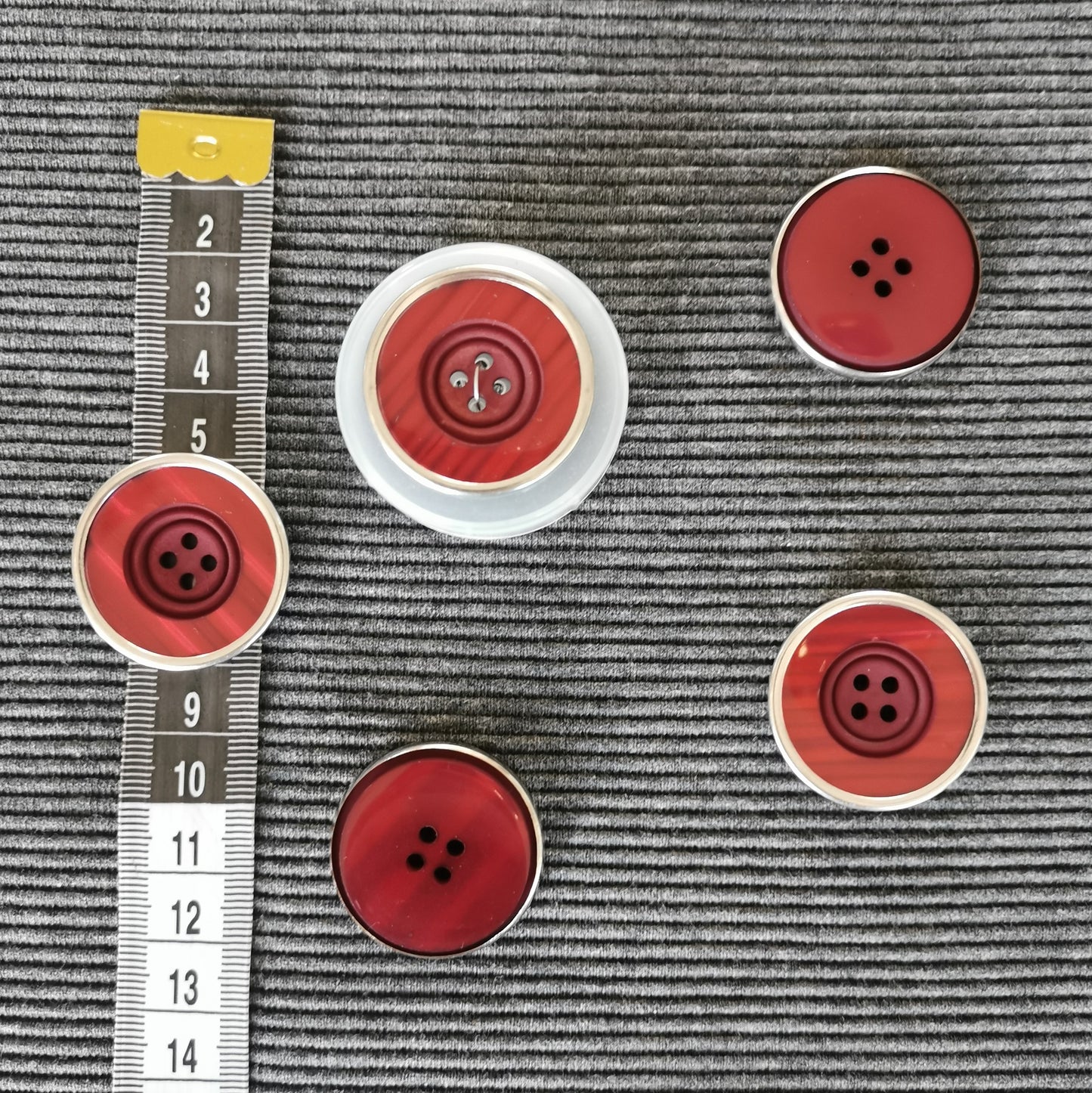 Rød knap med 4 huller 31 mm.