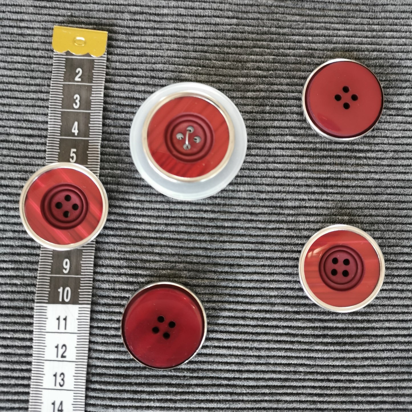 Rød knap med 4 huller 31 mm.