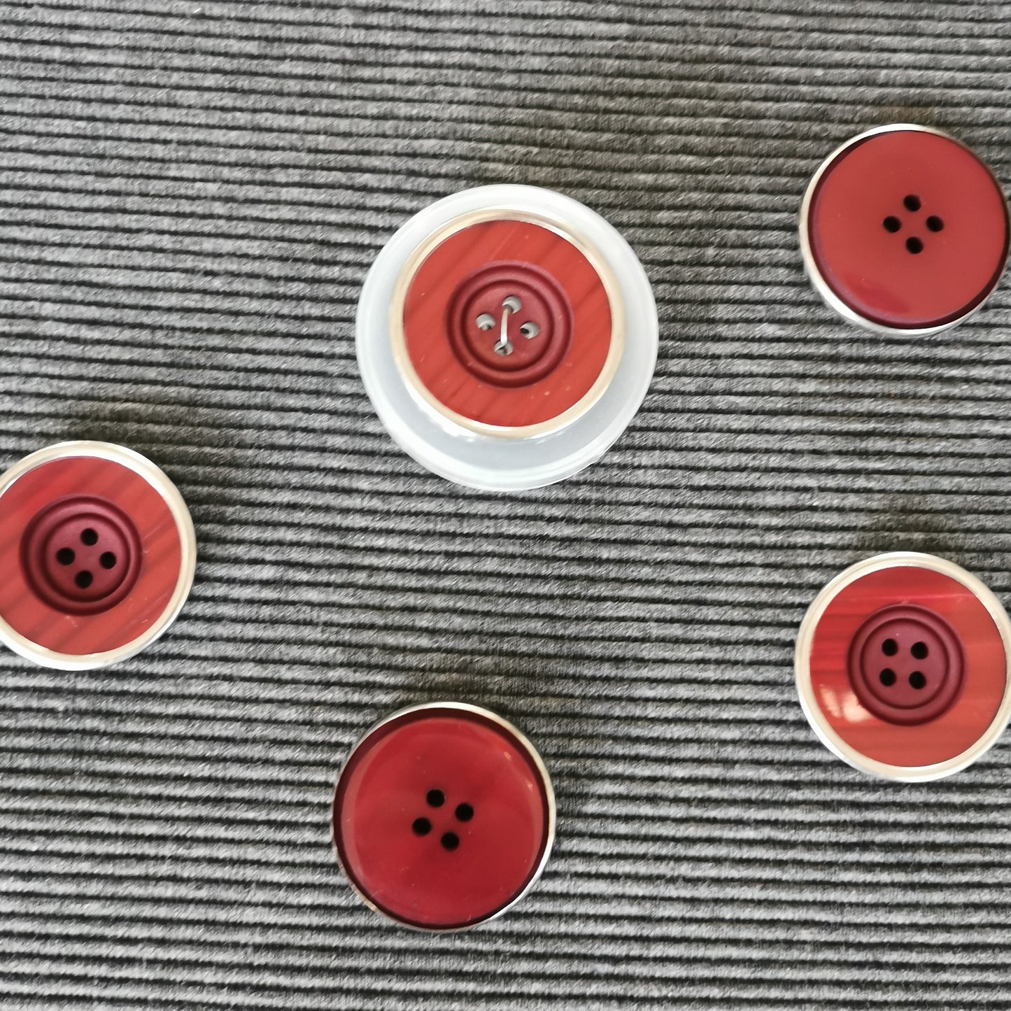 Rød knap med 4 huller 31 mm.