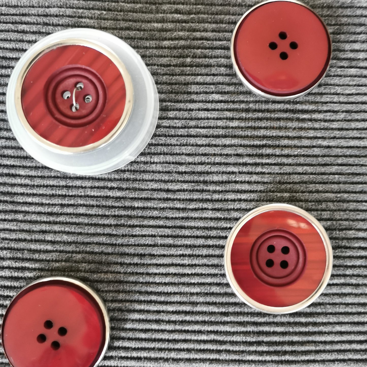 Rød knap med 4 huller 31 mm.