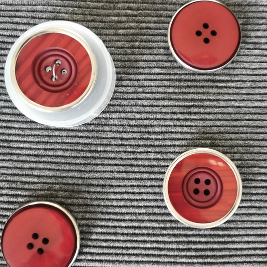 Rød knap med 4 huller 31 mm.