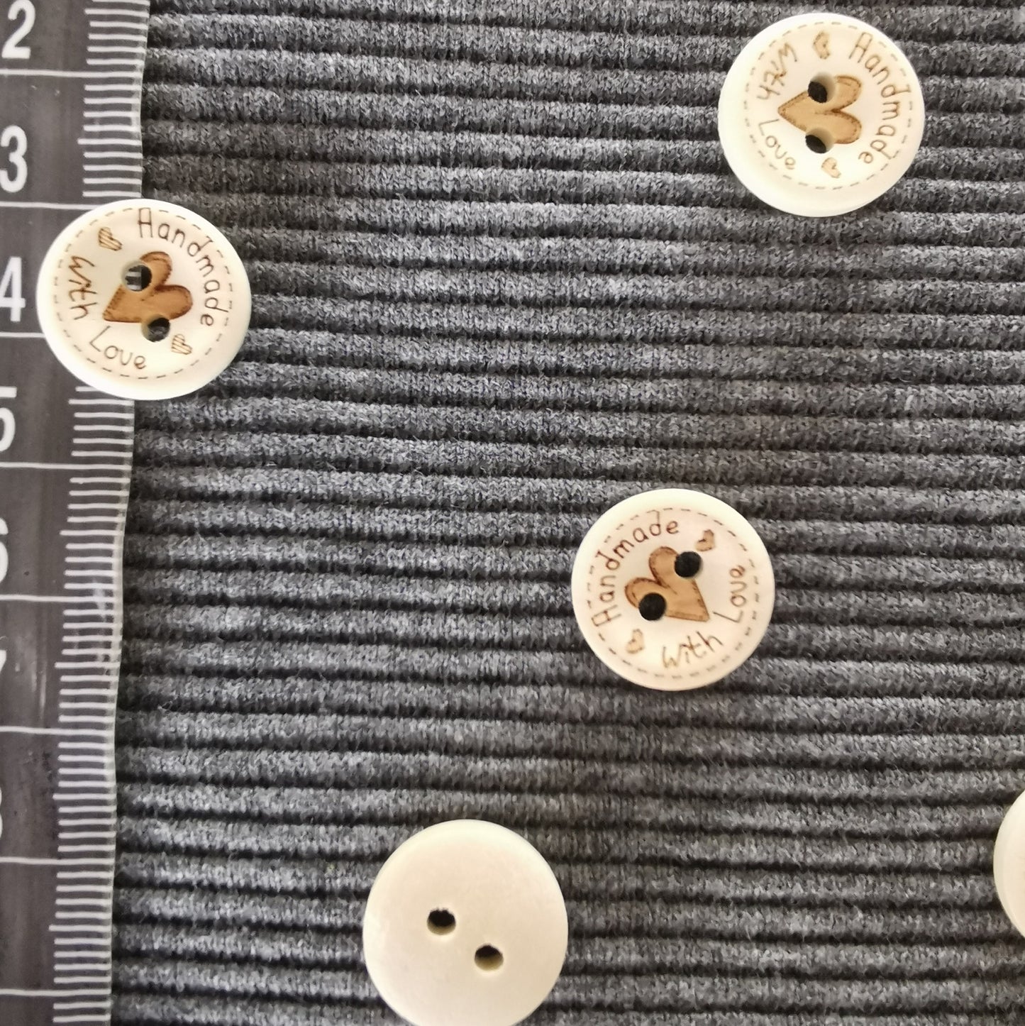 Handmade with love knapper med 2 huller