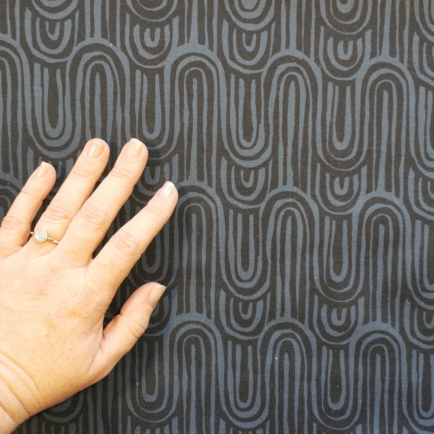 Blå/sort bølge print - Bomuldselasthan/twill