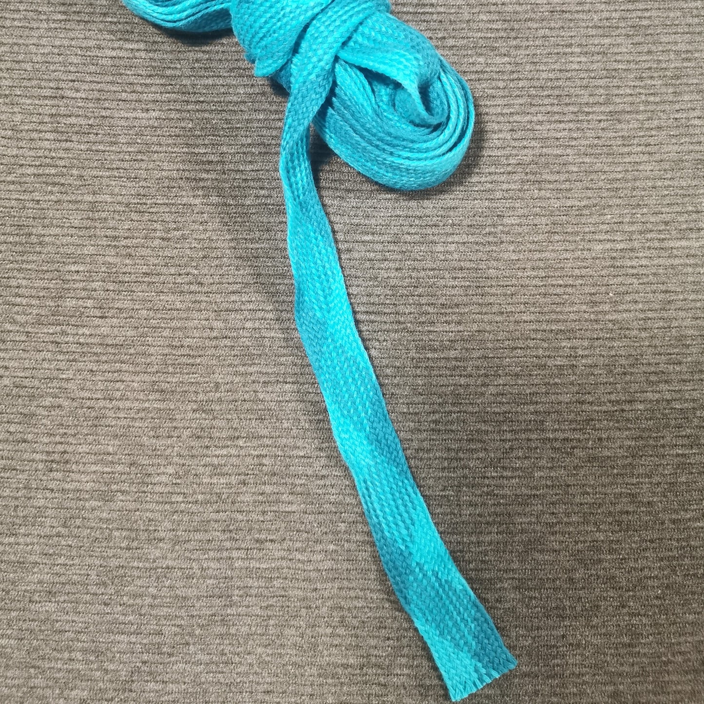 Flad anoraksnor med tern 20 mm bred