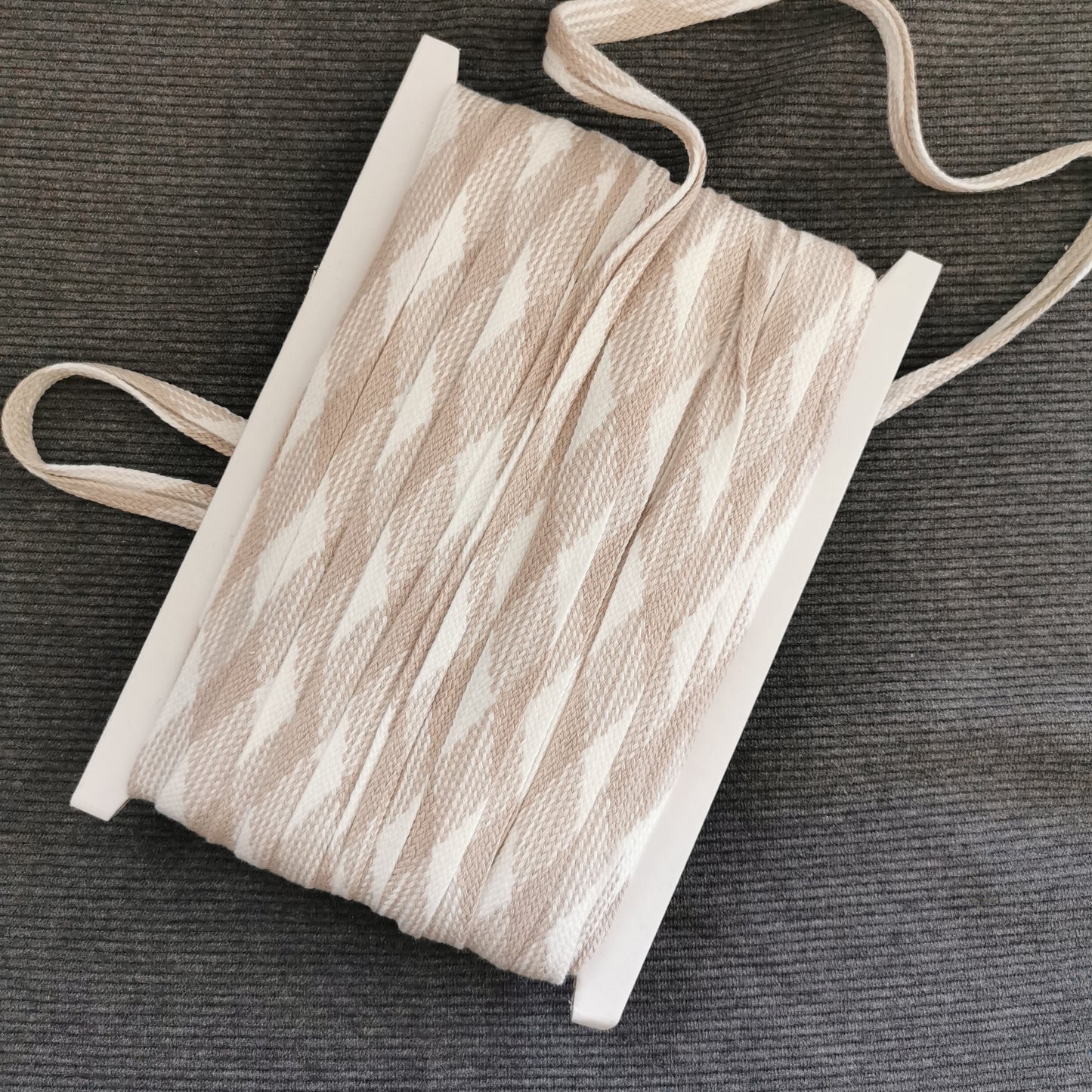 Flad anoraksnor med tern 20 mm bred