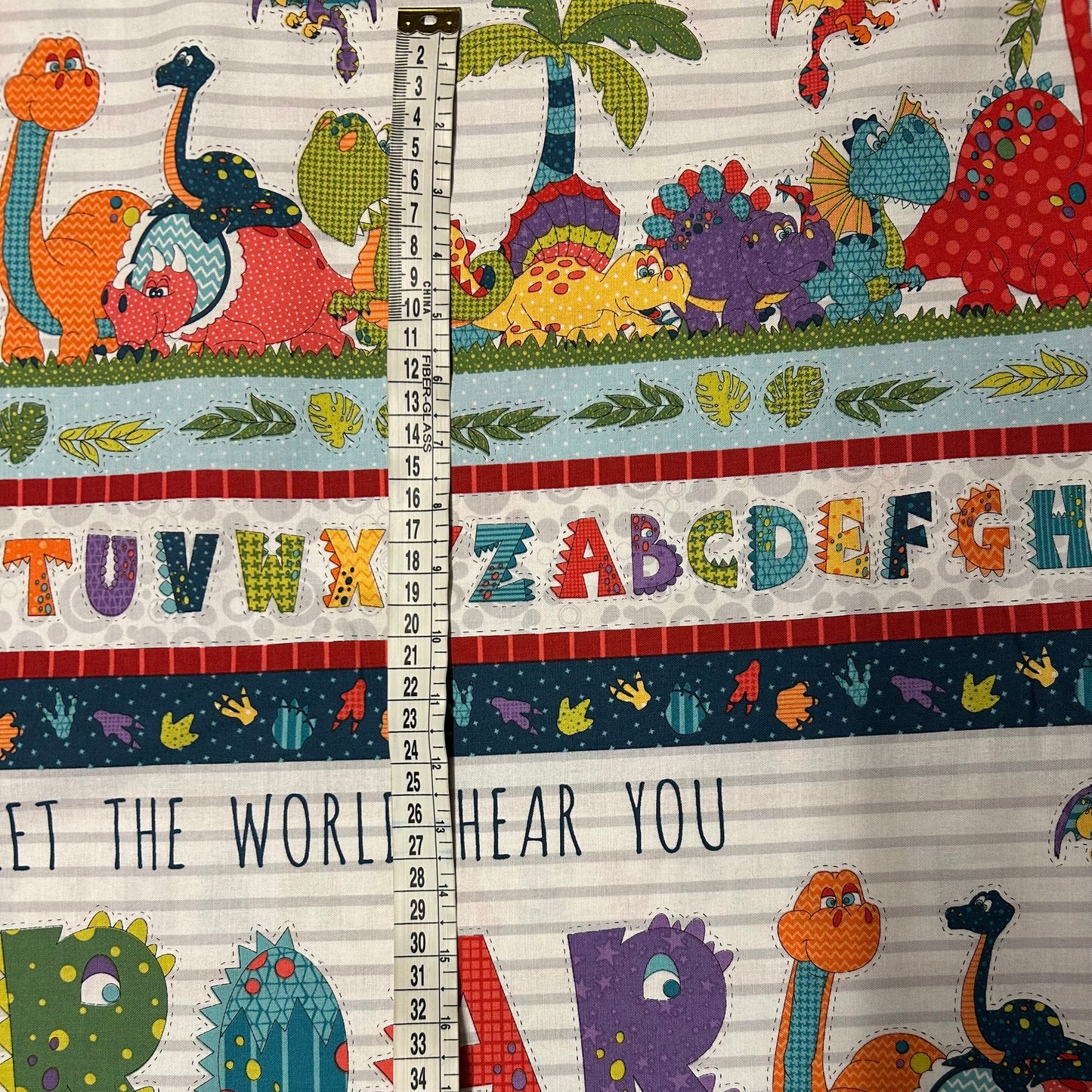 Dino print med mange farver - 100% bomuld