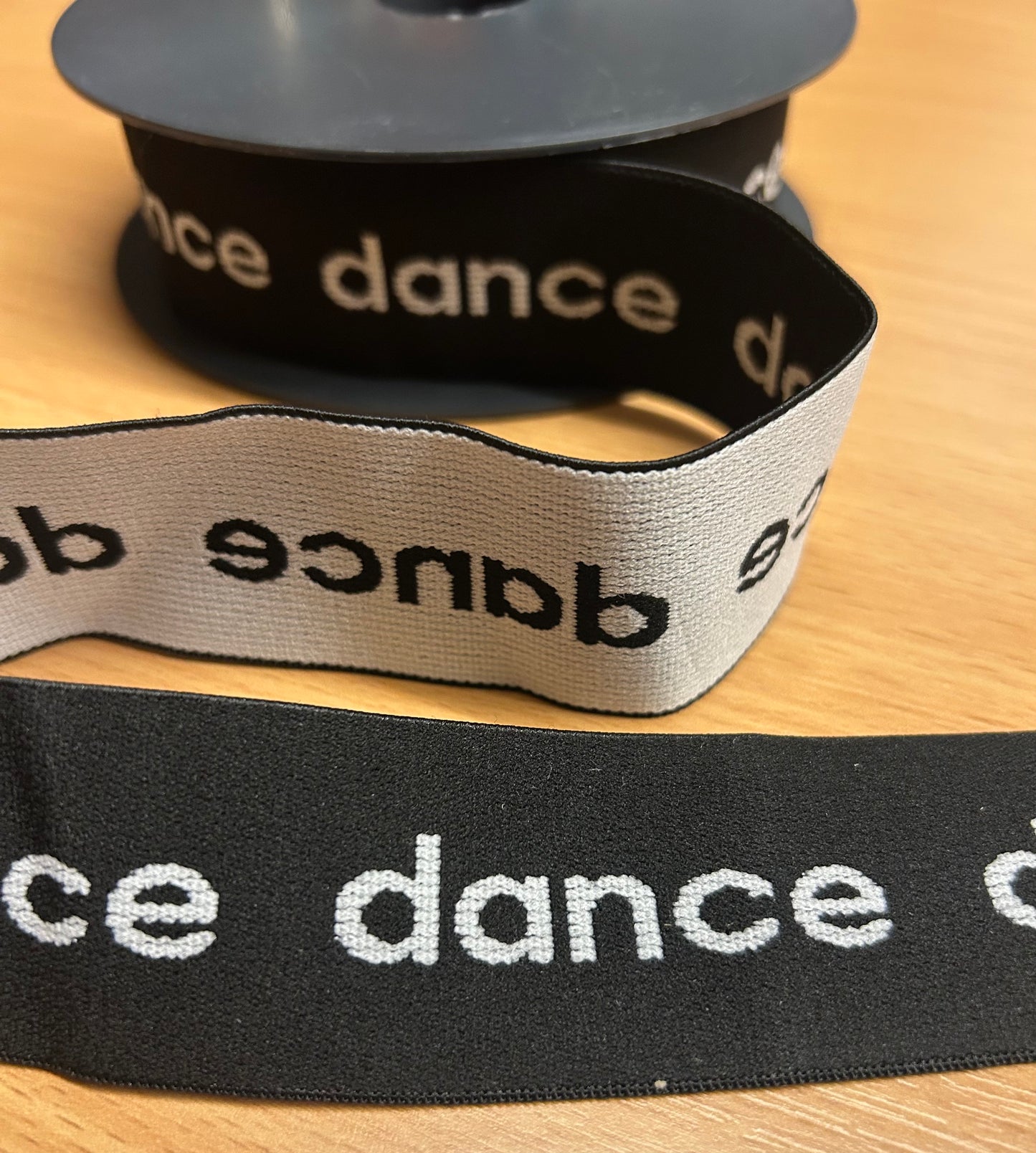 Sort elastik med hvid skift 40 mm