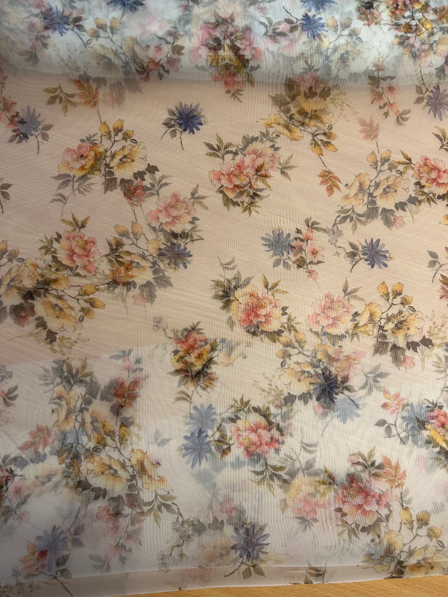 Smukt blomster print på lys baggrund - 100% Polyester