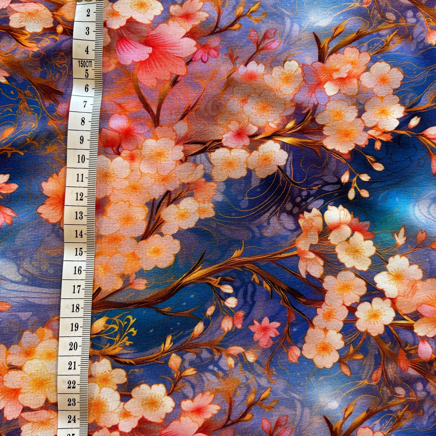 Kirsebærblomster på blålig baggrund - Bambus