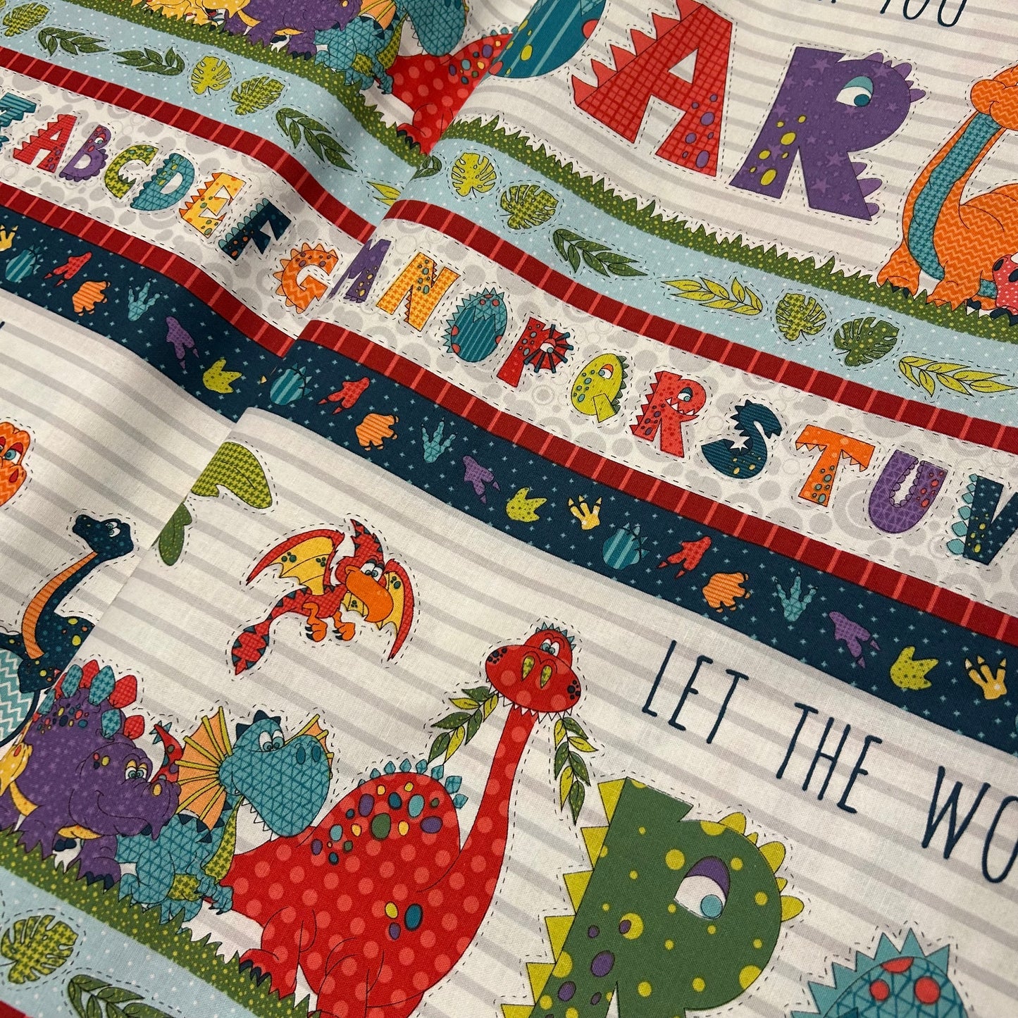 Dino print med mange farver - 100% bomuld