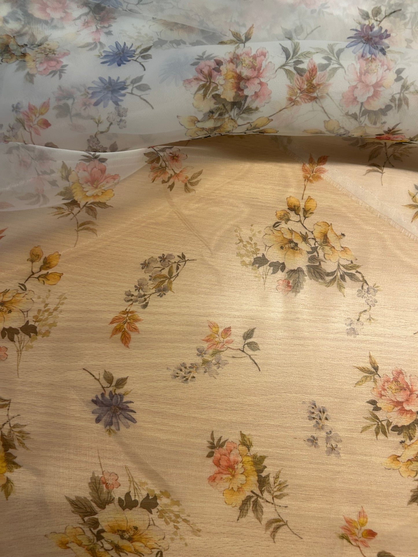 Smukt blomster print på lys baggrund - 100% Polyester