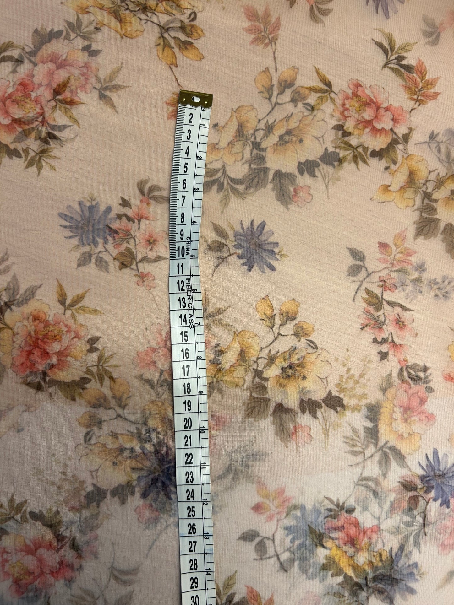 Smukt blomster print på lys baggrund - 100% Polyester