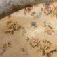 Smukt blomster print på lys baggrund - 100% Polyester