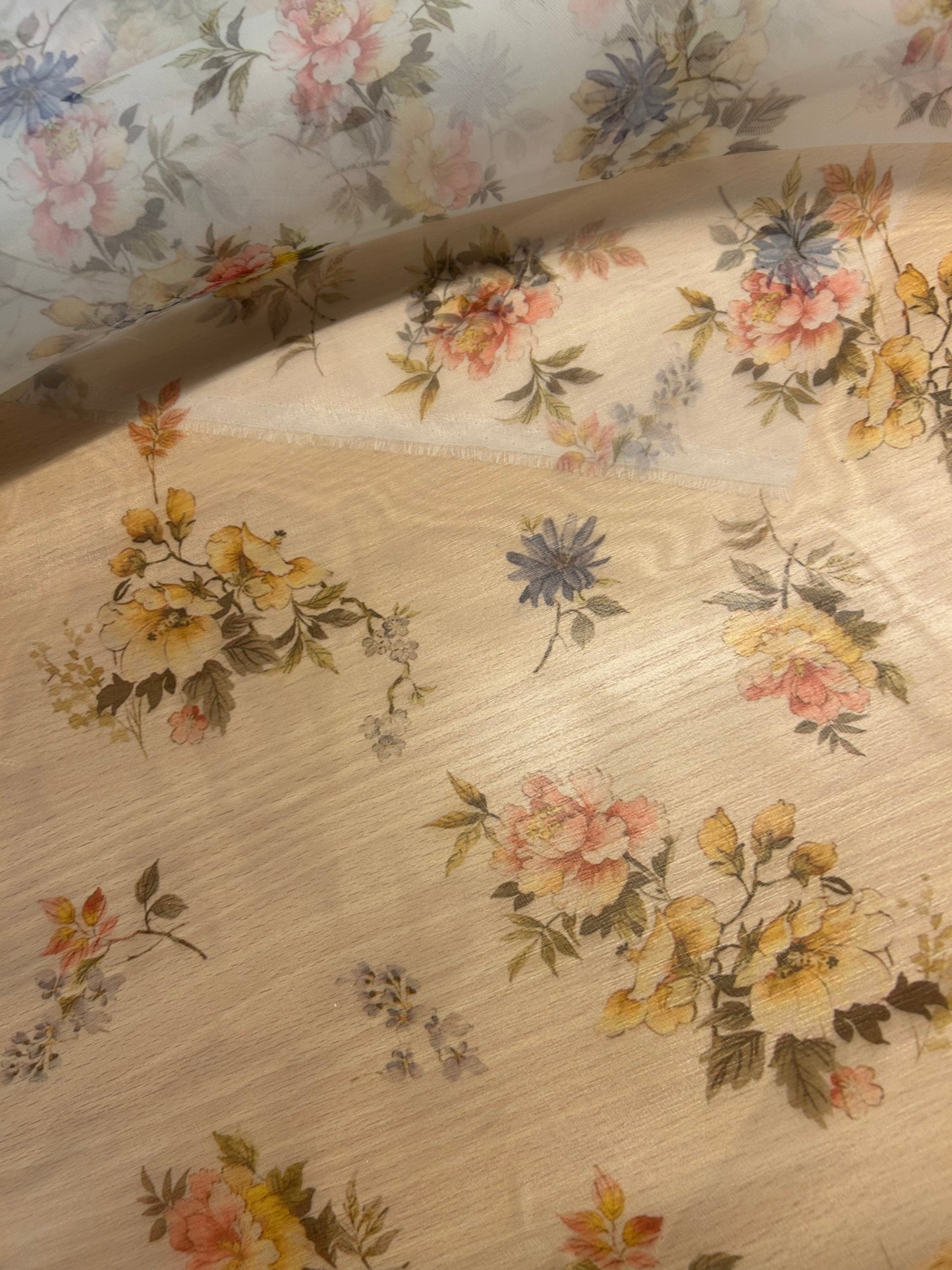 Smukt blomster print på lys baggrund - 100% Polyester