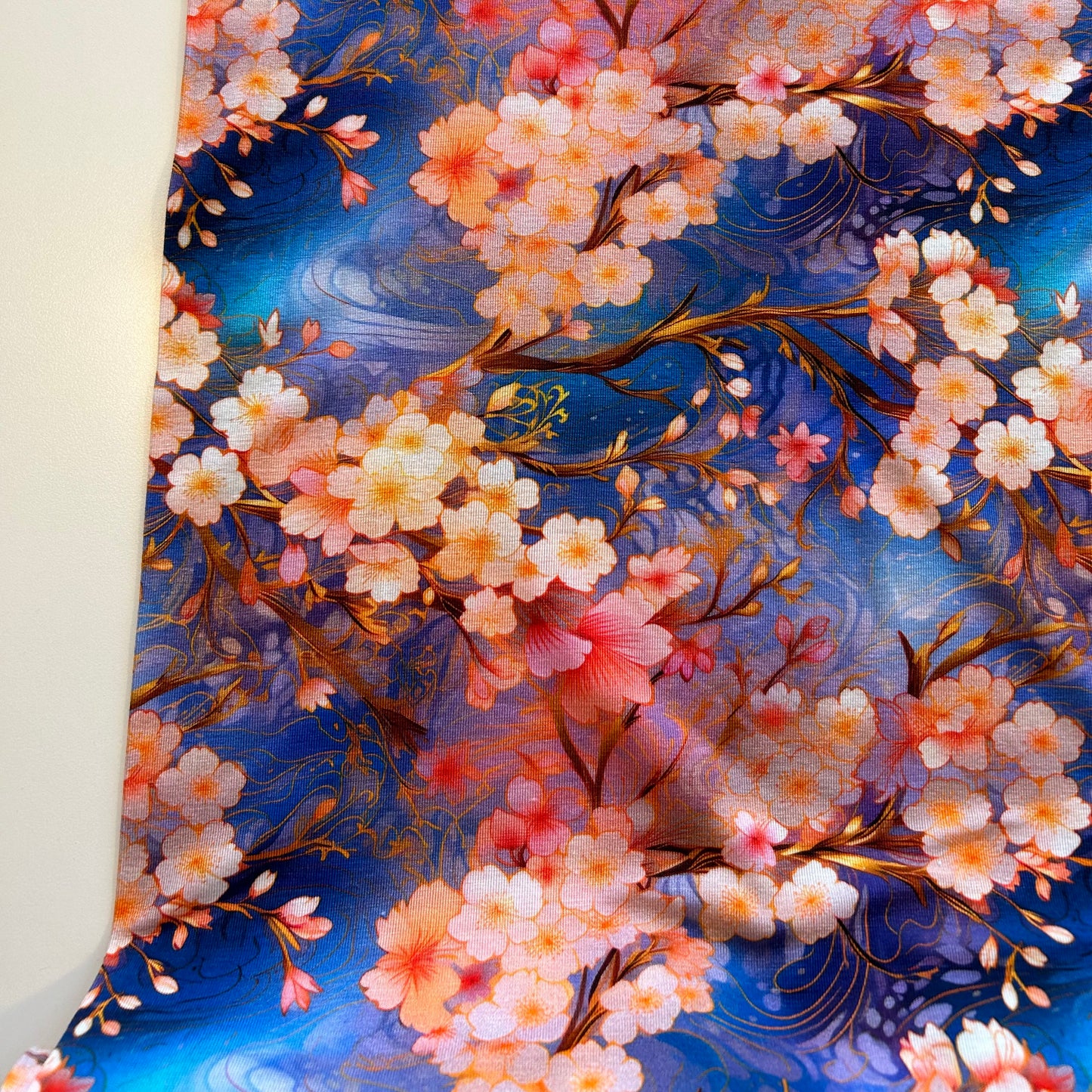 Kirsebærblomster på blålig baggrund - Bambus