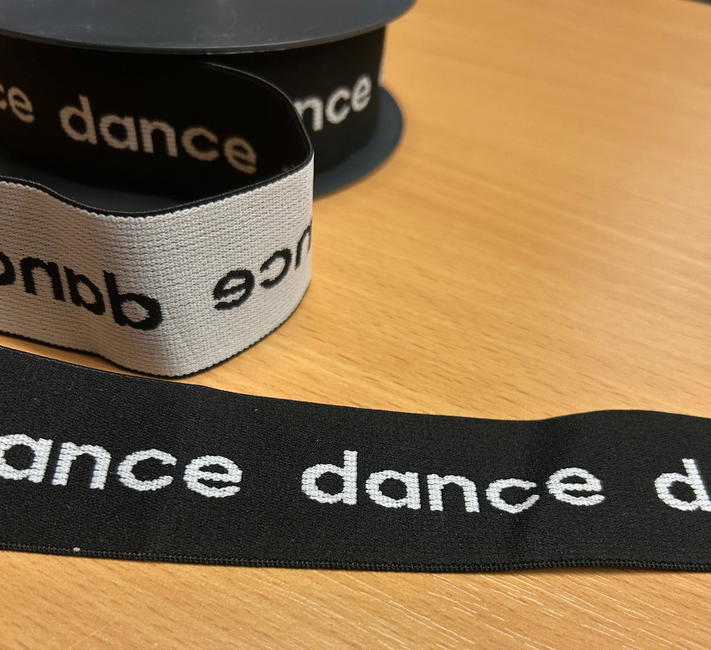 Sort elastik med hvid skift 40 mm