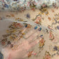 Smukt blomster print på lys baggrund - 100% Polyester