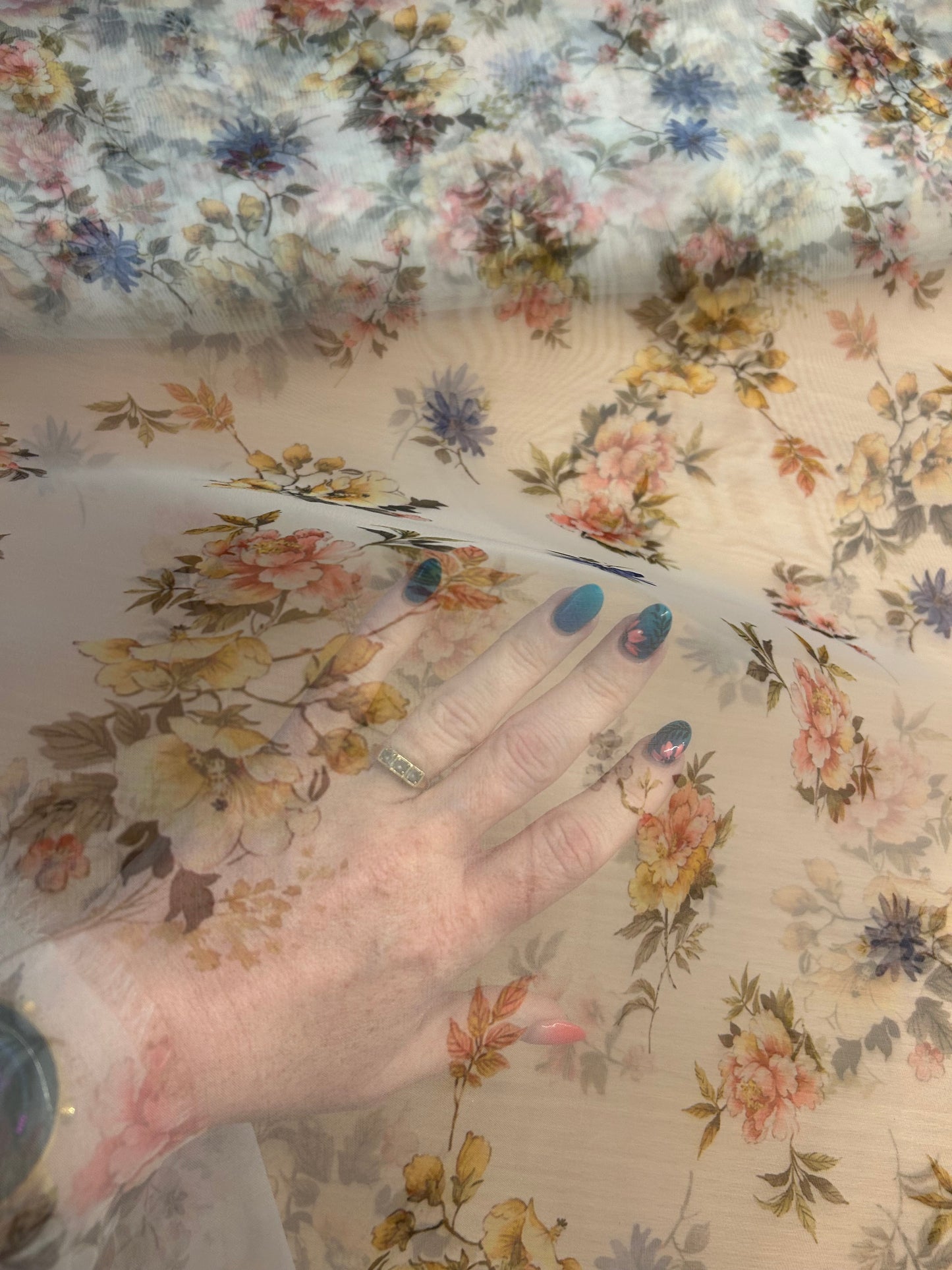 Smukt blomster print på lys baggrund - 100% Polyester