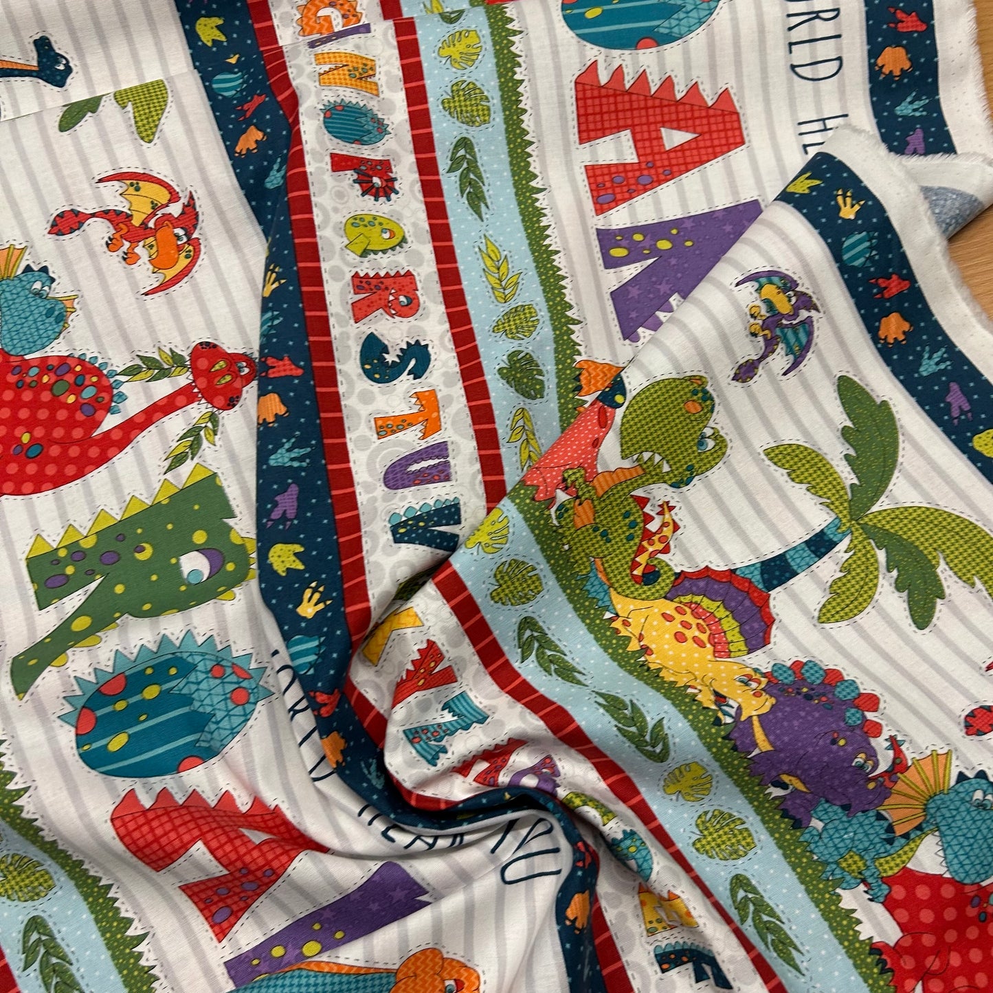 Dino print med mange farver - 100% bomuld