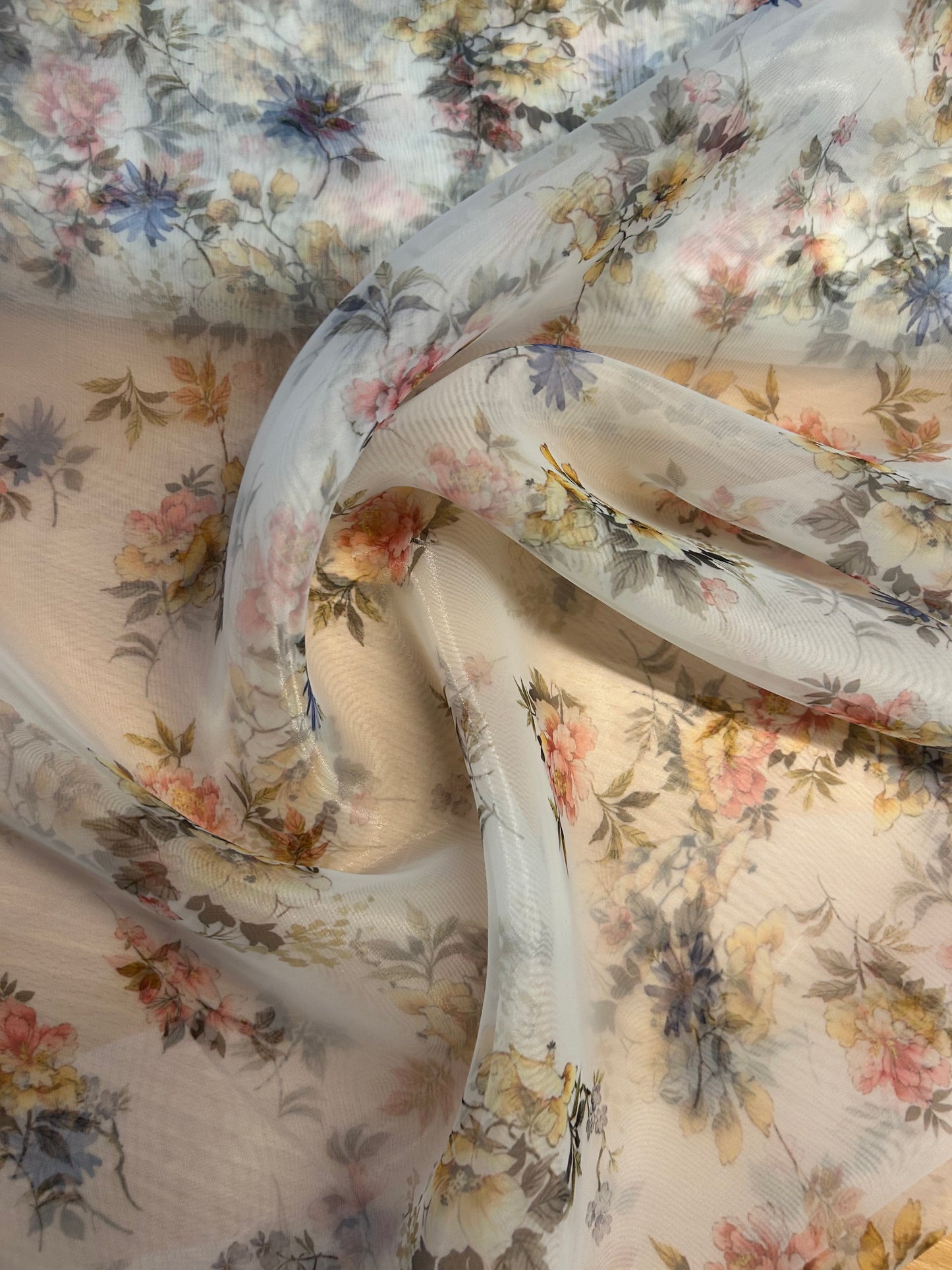 Smukt blomster print på lys baggrund - 100% Polyester